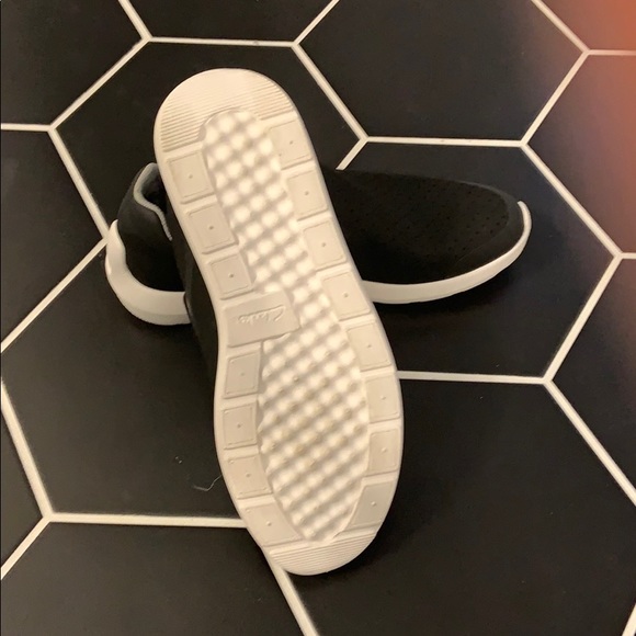 Men’s Clark’s slip-ons - Picture 3 of 3